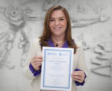 SEMIPI: Paraná é o primeiro da América do Sul a ser reconhecido pela OMS como Estado Amigo da Pessoa Idosa - Secretária Leandre Dal Ponte segura o certificado recebido pela Organização Mundial da Saúde Foto: Robson Mafra / SEMIPI