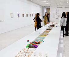 Museu Oscar Niemeyer (MON) - “Re-Selvagem” – Eva Jospin – “Re-Selvagem”, da artista francesa Eva Jospin, é a próxima exposição internacional realizada pelo Museu Oscar Niemeyer (MON) e a primeira mostra da artista no Brasil.