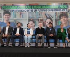 O vice-governador Darci Piana e o secretario de Educacao Roni Miranda participam nesta segunda-feira (9) de evento sobre o Programa Conexão Empregabilidade, que visa oferecer aos estudantes oportunidades de desenvolvimento profissional. Foto: Geraldo Bubniak/AEN Foto: Geraldo Bubniak/AEN