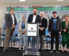 O vice-governador Darci Piana e o secretario de Educacao Roni Miranda participam nesta segunda-feira (9) de evento sobre o Programa Conexão Empregabilidade, que visa oferecer aos estudantes oportunidades de desenvolvimento profissional. Foto: Geraldo Bubniak/AEN Foto: Geraldo Bubniak/AEN