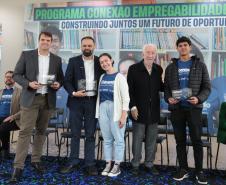 O vice-governador Darci Piana e o secretario de Educacao Roni Miranda participam nesta segunda-feira (9) de evento sobre o Programa Conexão Empregabilidade, que visa oferecer aos estudantes oportunidades de desenvolvimento profissional. Foto: Geraldo Bubniak/AEN Foto: Geraldo Bubniak/AEN