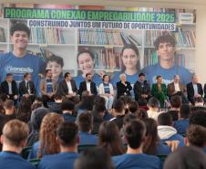 O vice-governador Darci Piana e o secretario de Educacao Roni Miranda participam nesta segunda-feira (9) de evento sobre o Programa Conexão Empregabilidade, que visa oferecer aos estudantes oportunidades de desenvolvimento profissional. Foto: Geraldo Bubniak/AEN Foto: Geraldo Bubniak/AEN