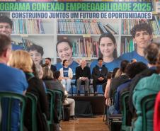 O vice-governador Darci Piana e o secretario de Educacao Roni Miranda participam nesta segunda-feira (9) de evento sobre o Programa Conexão Empregabilidade, que visa oferecer aos estudantes oportunidades de desenvolvimento profissional. Foto: Geraldo Bubniak/AEN Foto: Geraldo Bubniak/AEN