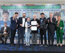 O vice-governador Darci Piana e o secretario de Educacao Roni Miranda participam nesta segunda-feira (9) de evento sobre o Programa Conexão Empregabilidade, que visa oferecer aos estudantes oportunidades de desenvolvimento profissional. Foto: Geraldo Bubniak/AEN Foto: Geraldo Bubniak/AEN
