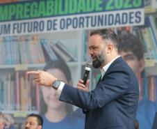 O vice-governador Darci Piana e o secretario de Educacao Roni Miranda participam nesta segunda-feira (9) de evento sobre o Programa Conexão Empregabilidade, que visa oferecer aos estudantes oportunidades de desenvolvimento profissional. Foto: Geraldo Bubniak/AEN Foto: Geraldo Bubniak/AEN