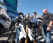 Investimento de R$ 63 milhões: Ratinho Junior entrega 431 motos e viaturas para a PMPR Foto: Jonathan Campos/AEN  Foto: Geraldo Bubniak/AEN  Foto: Geraldo Bubniak/AEN  Foto: Geraldo Bubniak/AEN  Foto: Geraldo Bubniak/AEN  Foto: Geraldo Bubniak/AEN O governador Carlos Massa Ratinho Junior entrega nesta terça-feira (17) 431 novos veículos para a Polícia Militar. São 209 motocicletas e 222 automóveis para diversas unidades, na Pedreira Paulo Leminski, em Curitiba. Foto: Geraldo Bubniak/AEN O governador Carlos 