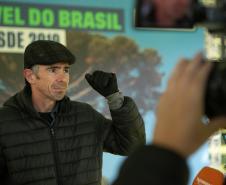 Curitiba, 24 de junho de 2025 - O governador em exercício Darci Piana plantou, no Dia Nacional da Araucária, nos jardins do Palácio Iguaçu, uma muda clonada de uma Araucaria angustifolia com cerca de 700 anos. Foto: Roberto Dziura Jr/AEN