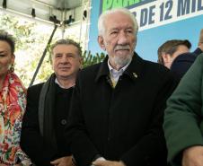 Curitiba, 24 de junho de 2025 - O governador em exercício Darci Piana plantou, no Dia Nacional da Araucária, nos jardins do Palácio Iguaçu, uma muda clonada de uma Araucaria angustifolia com cerca de 700 anos. Foto: Roberto Dziura Jr/AEN