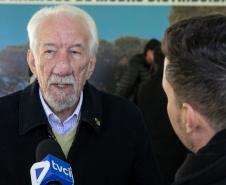 Curitiba, 24 de junho de 2025 - O governador em exercício Darci Piana plantou, no Dia Nacional da Araucária, nos jardins do Palácio Iguaçu, uma muda clonada de uma Araucaria angustifolia com cerca de 700 anos. Foto: Roberto Dziura Jr/AEN