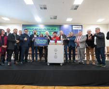 O governador em exercício Darci Piana participa nesta terça-feira (1), da entrega de 25.040 tablets para escolas da rede estadual