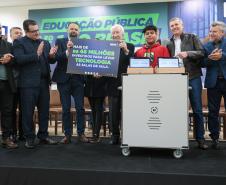 O governador em exercício Darci Piana participa nesta terça-feira (1), da entrega de 25.040 tablets para escolas da rede estadual