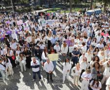 Caminhada contra o feminicídio reúne 2 mil pessoas em Curitiba: ato acontece em 181 cidades