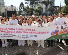 Caminhada contra o feminicídio reúne 2 mil pessoas em Curitiba: ato acontece em 181 cidades