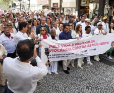 Caminhada contra o feminicídio reúne 2 mil pessoas em Curitiba: ato acontece em 181 cidades