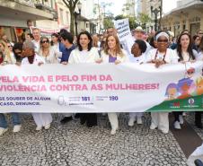 Caminhada contra o feminicídio reúne 2 mil pessoas em Curitiba: ato acontece em 181 cidades