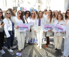 Caminhada contra o feminicídio reúne 2 mil pessoas em Curitiba: ato acontece em 181 cidades