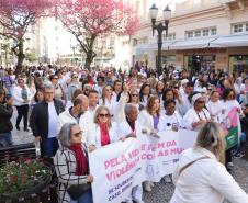 Caminhada contra o feminicídio reúne 2 mil pessoas em Curitiba: ato acontece em 181 cidades