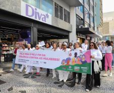 Caminhada contra o feminicídio reúne 2 mil pessoas em Curitiba: ato acontece em 181 cidades