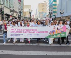 Caminhada contra o feminicídio reúne 2 mil pessoas em Curitiba: ato acontece em 181 cidades
