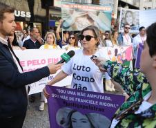 Caminhada contra o feminicídio reúne 2 mil pessoas em Curitiba: ato acontece em 181 cidades