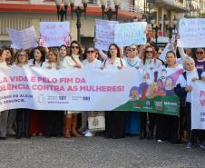 Caminhada contra o feminicídio reúne 2 mil pessoas em Curitiba: ato acontece em 181 cidades