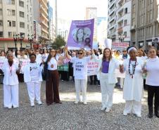 Caminhada contra o feminicídio reúne 2 mil pessoas em Curitiba: ato acontece em 181 cidades