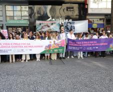 Caminhada contra o feminicídio reúne 2 mil pessoas em Curitiba: ato acontece em 181 cidades