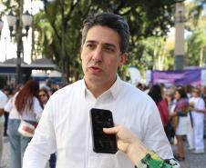 Caminhada contra o feminicídio reúne 2 mil pessoas em Curitiba: ato acontece em 181 cidades