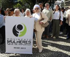 Caminhada contra o feminicídio reúne 2 mil pessoas em Curitiba: ato acontece em 181 cidades