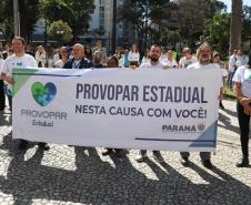 Caminhada contra o feminicídio reúne 2 mil pessoas em Curitiba: ato acontece em 181 cidades