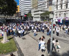 Caminhada contra o feminicídio reúne 2 mil pessoas em Curitiba: ato acontece em 181 cidades