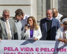Caminhada contra o feminicídio reúne 2 mil pessoas em Curitiba: ato acontece em 181 cidades