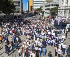Caminhada contra o feminicídio reúne 2 mil pessoas em Curitiba: ato acontece em 181 cidades