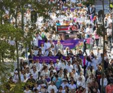 Caminhada contra o feminicídio reúne 2 mil pessoas em Curitiba: ato acontece em 181 cidades