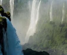 Alta de 23,7%: Paraná recebe mais de 627 mil turistas estrangeiros no 1º semestre