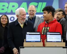 O governador em exercício Darci Piana participa nesta terça-feira (1), da entrega de 25.040 tablets para escolas da rede estadual