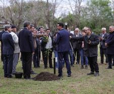 Ratinho Junior visita cooperativa e Centro de Inovação na Argentina