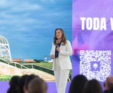 A primeira-dama Luciana Saito Massa, a secretária Leandre Dal Ponte e o secretário Coronel Hudson Teixeira participam nesta sexta-feira (29), de evento Agosto Lilás, no Salão de Atos do Palácio Iguaçu. Foto: Geraldo Bubniak/AEN