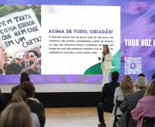 A primeira-dama Luciana Saito Massa, a secretária Leandre Dal Ponte e o secretário Coronel Hudson Teixeira participam nesta sexta-feira (29), de evento Agosto Lilás, no Salão de Atos do Palácio Iguaçu. Foto: Geraldo Bubniak/AEN