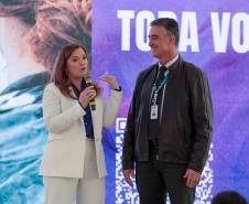 A primeira-dama Luciana Saito Massa, a secretária Leandre Dal Ponte e o secretário Coronel Hudson Teixeira participam nesta sexta-feira (29), de evento Agosto Lilás, no Salão de Atos do Palácio Iguaçu. Foto: Geraldo Bubniak/AEN