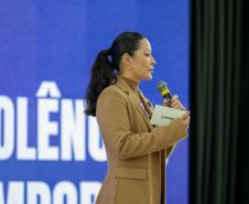 A primeira-dama Luciana Saito Massa, a secretária Leandre Dal Ponte e o secretário Coronel Hudson Teixeira participam nesta sexta-feira (29), de evento Agosto Lilás, no Salão de Atos do Palácio Iguaçu. Foto: Geraldo Bubniak/AEN