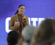 A primeira-dama Luciana Saito Massa, a secretária Leandre Dal Ponte e o secretário Coronel Hudson Teixeira participam nesta sexta-feira (29), de evento Agosto Lilás, no Salão de Atos do Palácio Iguaçu. Foto: Geraldo Bubniak/AEN