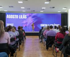 A primeira-dama Luciana Saito Massa, a secretária Leandre Dal Ponte e o secretário Coronel Hudson Teixeira participam nesta sexta-feira (29), de evento Agosto Lilás, no Salão de Atos do Palácio Iguaçu. Foto: Geraldo Bubniak/AEN