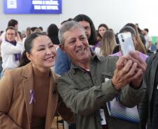 A primeira-dama Luciana Saito Massa, a secretária Leandre Dal Ponte e o secretário Coronel Hudson Teixeira participam nesta sexta-feira (29), de evento Agosto Lilás, no Salão de Atos do Palácio Iguaçu. Foto: Geraldo Bubniak/AEN