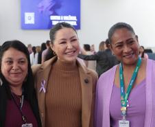 A primeira-dama Luciana Saito Massa, a secretária Leandre Dal Ponte e o secretário Coronel Hudson Teixeira participam nesta sexta-feira (29), de evento Agosto Lilás, no Salão de Atos do Palácio Iguaçu. Foto: Geraldo Bubniak/AEN