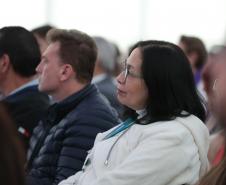 A primeira-dama Luciana Saito Massa, a secretária Leandre Dal Ponte e o secretário Coronel Hudson Teixeira participam nesta sexta-feira (29), de evento Agosto Lilás, no Salão de Atos do Palácio Iguaçu. Foto: Geraldo Bubniak/AEN