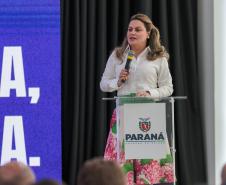 A primeira-dama Luciana Saito Massa, a secretária Leandre Dal Ponte e o secretário Coronel Hudson Teixeira participam nesta sexta-feira (29), de evento Agosto Lilás, no Salão de Atos do Palácio Iguaçu. Foto: Geraldo Bubniak/AEN