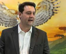 Curitiba, 05 de agosto de 2025 - O governador Carlos Massa Ratinho Junior realiza a assinatura do programa Asfalto Novo Vida Nova para o município de Almirante Tamandaré.