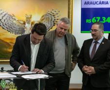 Curitiba, 05 de agosto de 2025 - O governador Carlos Massa Ratinho Junior realiza a assinatura do programa Asfalto Novo Vida Nova para o município de Almirante Tamandaré.