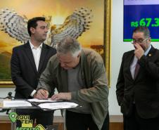Curitiba, 05 de agosto de 2025 - O governador Carlos Massa Ratinho Junior realiza a assinatura do programa Asfalto Novo Vida Nova para o município de Almirante Tamandaré.